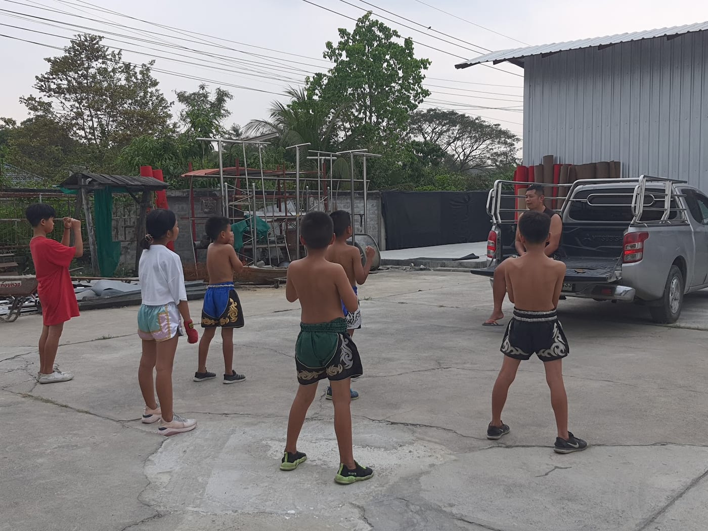 Photograph of ค่ายมวยก.กลมเกลียว+ช.แก้ววิเศษ